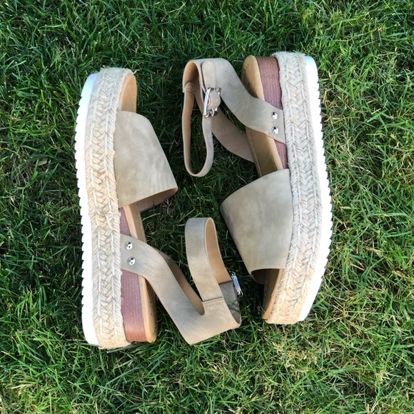 Wedges/Sandals - Picture 2 of 2